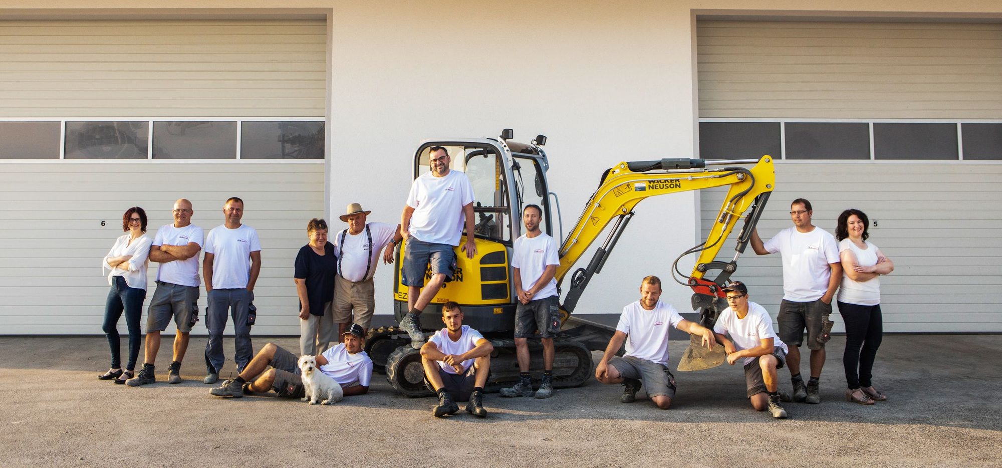 Das Team der Artner Bau GmbH vor der Halle am Bauhof